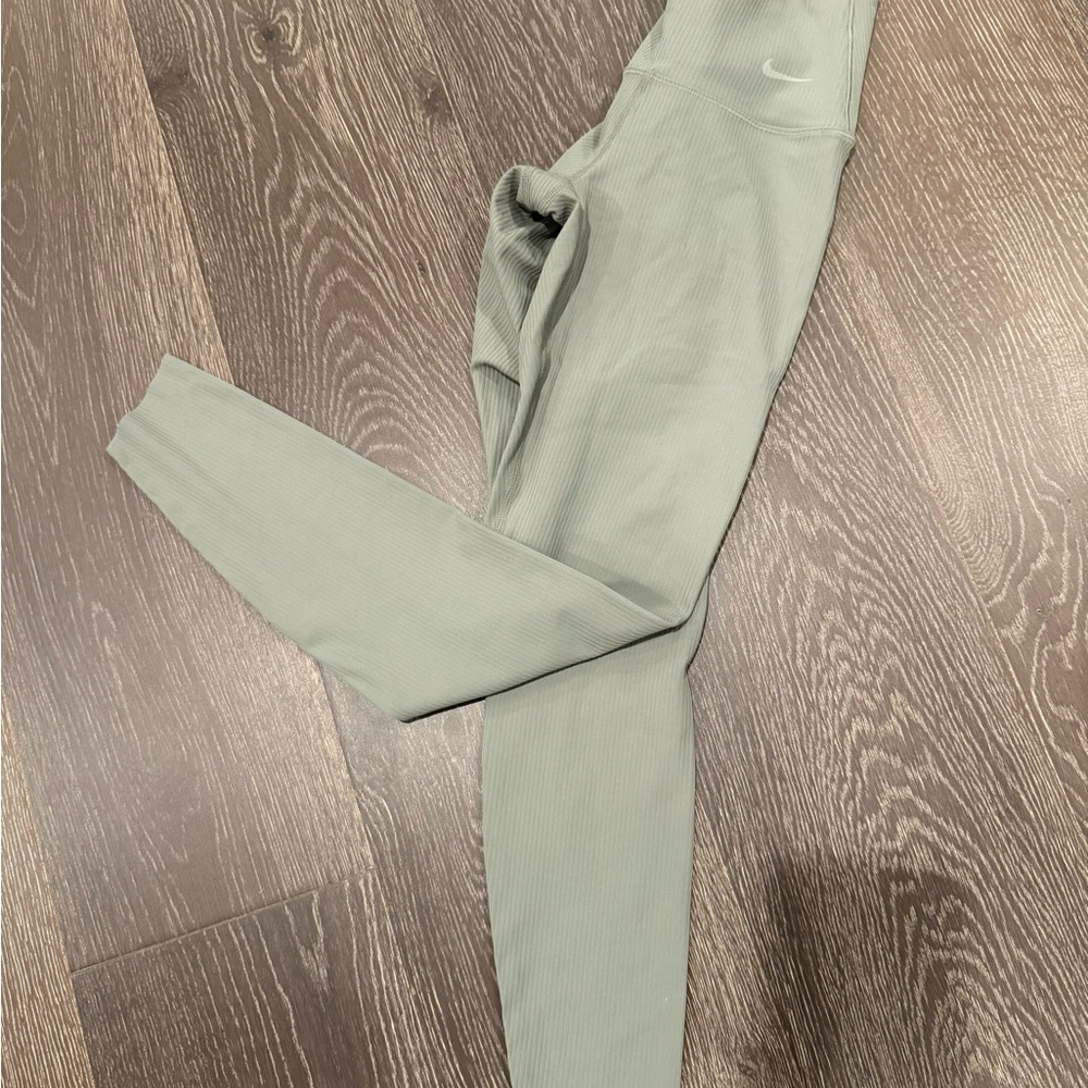 NWOT! Nike Olive Green Ribbed Women’s Leggings - Picture 4 of 5